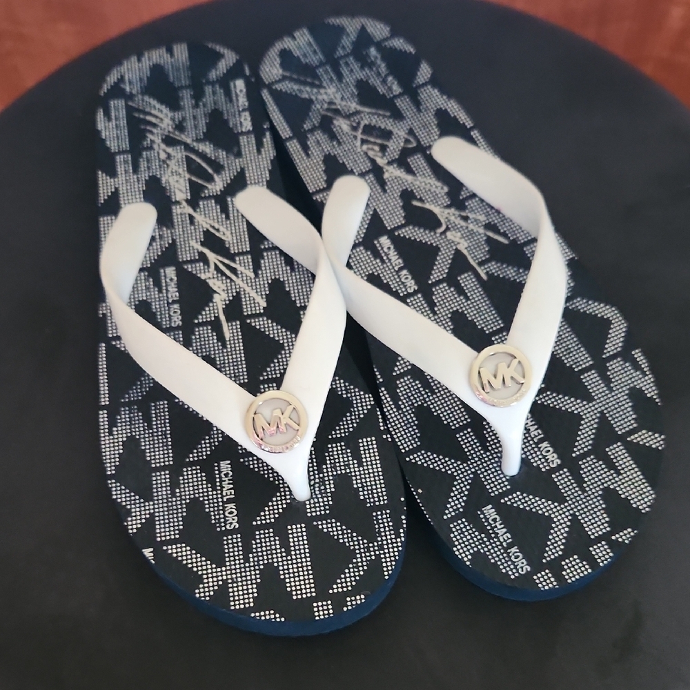NWOT Michael Kors Navy and White Flip Flops Sz 8